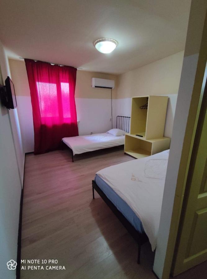 Alfredo Hostel Craiova Buitenkant foto