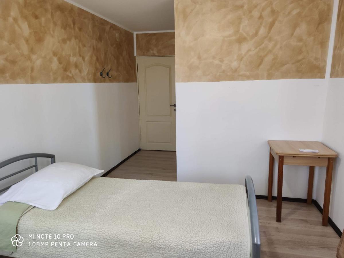 Alfredo Hostel Craiova Buitenkant foto